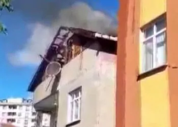 Sultanbeyli'de 3 katlı binanın çatısında yangın
