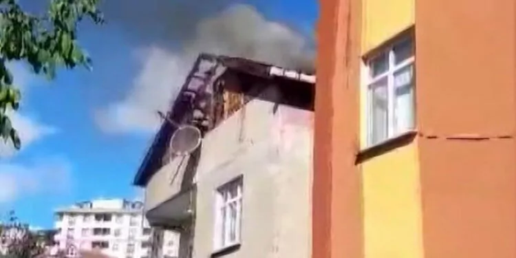 Sultanbeyli'de 3 katlı binanın çatısında yangın