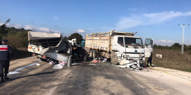 Süt toplama kamyoneti kamyona çarptı; 1 ölü, 6 yaralı