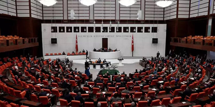 TBMM Genel Kurulu'nda, SP'nin sıra krizi çözüldü