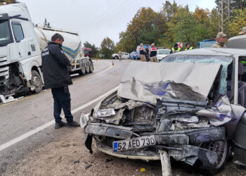TIR ile otomobil kafa kafaya çarpıştı: 3 ölü, 3 yaralı