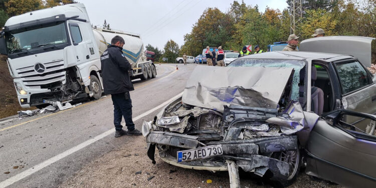 TIR ile otomobil kafa kafaya çarpıştı: 3 ölü, 3 yaralı