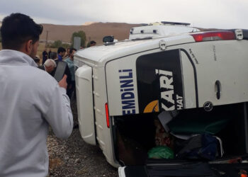 Takla atan minibüsteki 10 yolcu yaralandı