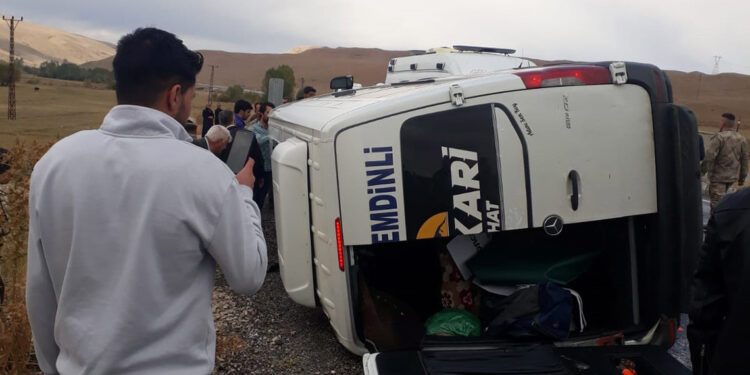 Takla atan minibüsteki 10 yolcu yaralandı