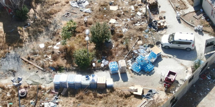 Tarihi Ahi Çelebi Sıbyan Mektebi'nin çevresi depoya döndü