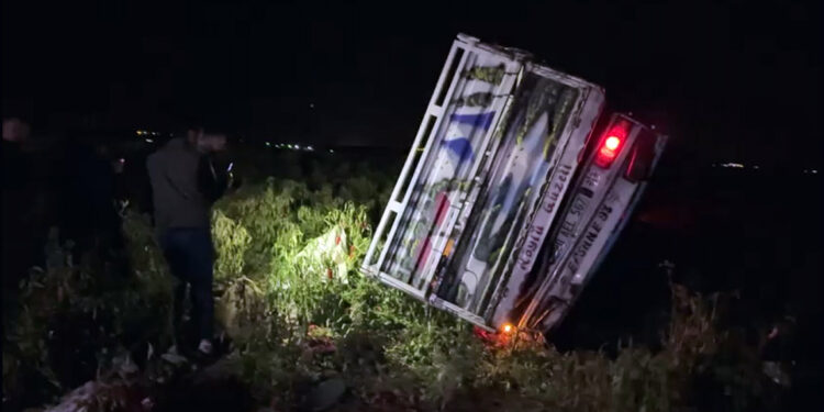 Tarım işçilerini taşıyan kamyonetler çarpıştı: 20 yaralı