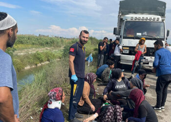 Tarım işçilerinin taşındığı minibüs kanala devrildi: 10 yaralı