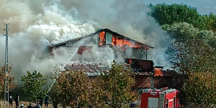 Tokat'ta 2 katlı ahşap evde yangın