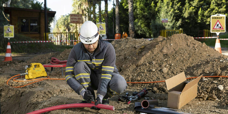 Toroslar EDAŞ Adana’da yatırım çalışmalarını sürdürüyor