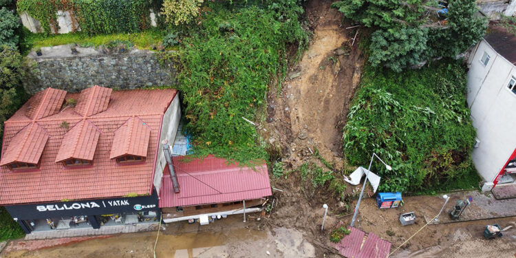 Trabzon'da 19 mahallede su baskını ve heyelan
