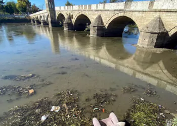 Tunca nehri'nde su seviyesi azaldı, atılan çöpler ortaya çıktı