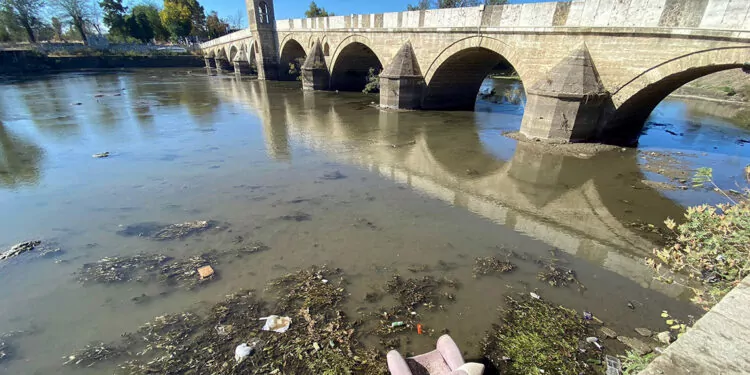 Tunca nehri'nde su seviyesi azaldı, atılan çöpler ortaya çıktı