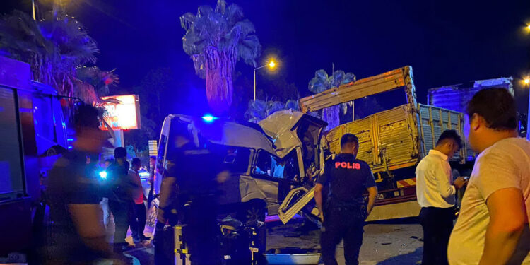 Tur minibüsü kamyona çarptı: İsviçreli doktor öldü, 11 yaralı