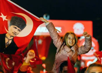 Türk bayrağı üretimi yapan fabrika siparişlere yetişemiyor