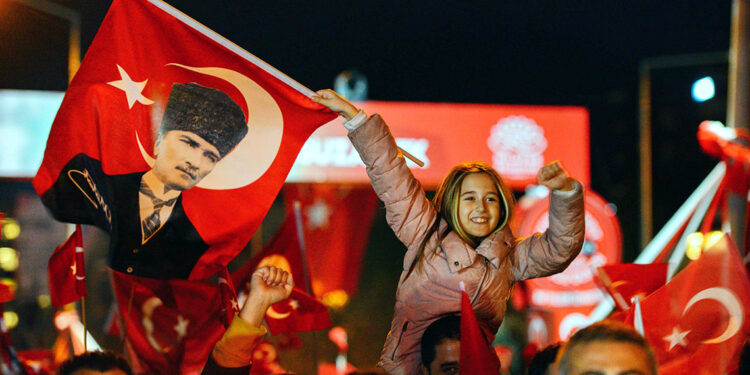 Türk Bayrağı üretimi yapan fabrika siparişlere yetişemiyor