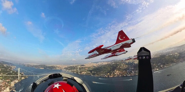 Türk Yıldızları'nın kokpitinden 100. yıl gösterisi