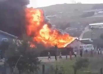 Tuzla'da 2 gecekonduda yangın