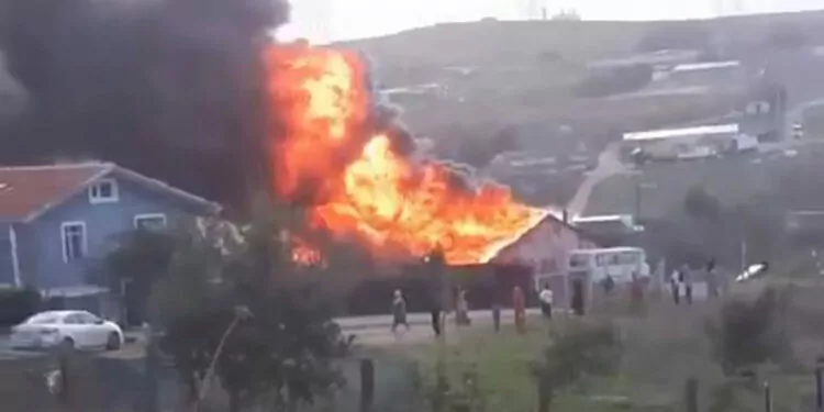 Tuzla'da 2 gecekonduda yangın