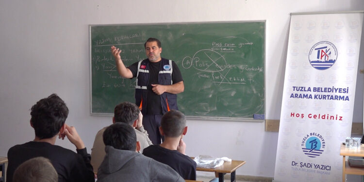 Tuzla'da her gün 120 kişiye deprem eğitimi veriliyor
