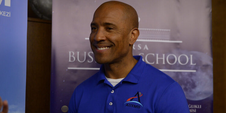 Uzayda 168 gün kalan astronot: Ay'da yaşam kurabiliriz