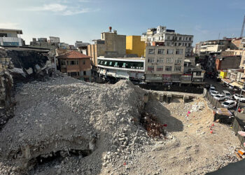 Vakıflar Sarayı yıkıldı, enkazı kaldı