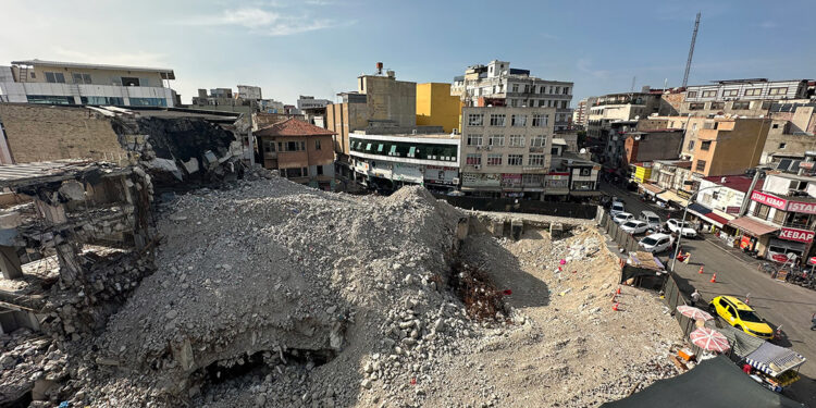 Vakıflar Sarayı yıkıldı, enkazı kaldı