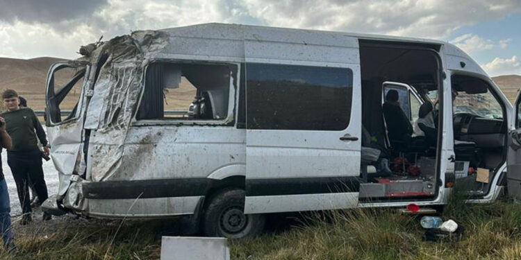 Van-Hakkari yolunda iki kaza: 12 yaralı