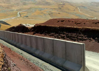 Van-i̇ran sınırında yapılan beton duvarın 145 kilometresi tamam