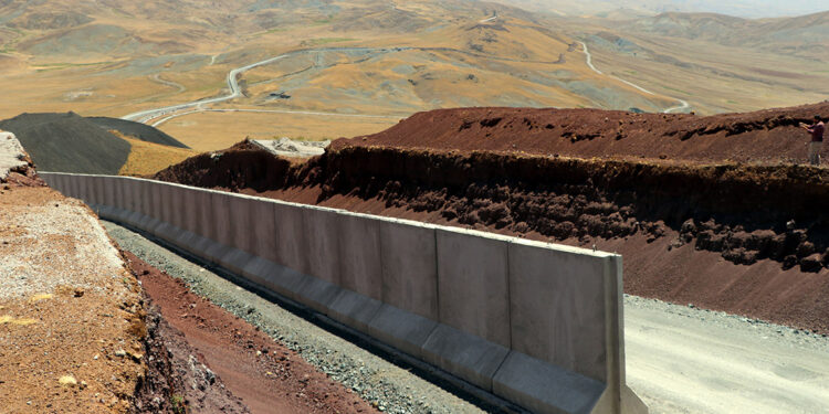 Van-İran sınırında yapılan beton duvarın 145 kilometresi tamam
