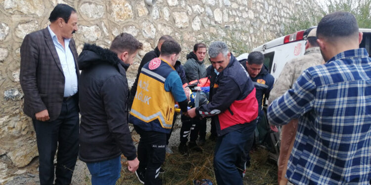 Van'da yolcu minibüsü devrildi: 2'si ağır, 14 yaralı  