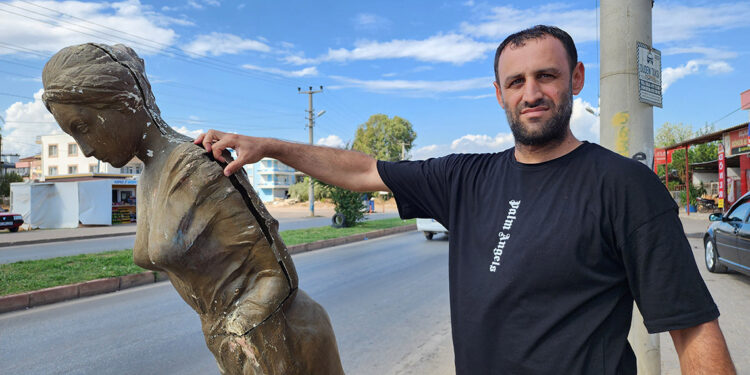 Venüs heykellerinden 1'i yol kenarına süs yapıldı