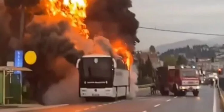 Yalovasporlu oyuncuların taşındığı otobüs alev alev yandı