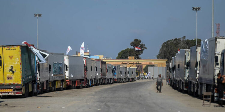 Yardım kamyonları, Refah Sınır Kapısı'ndan Gazze’ye geçiyor