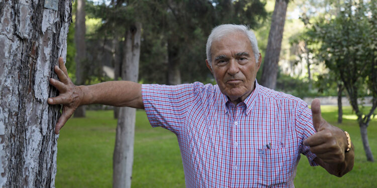 'Yaşayan efsane' Ahmet Ayık, gençlere örnek oluyor