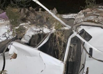 Yol kenarına çekilen otomobile TIR çarptı: 6 yaralı