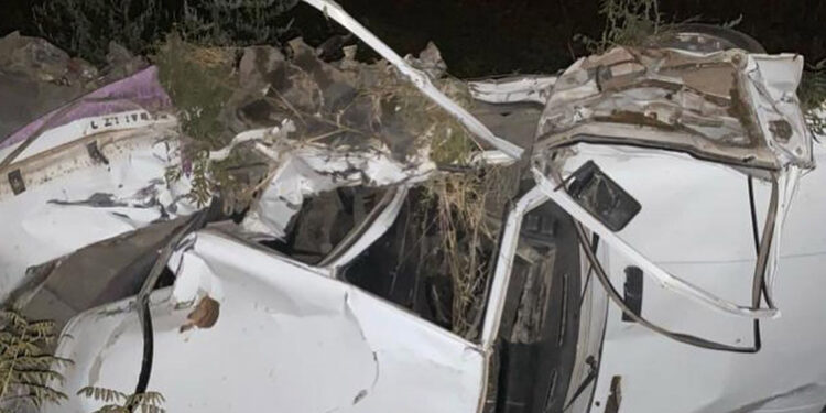 Yol kenarına çekilen otomobile TIR çarptı: 6 yaralı