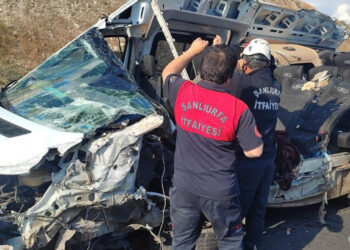 Yolcu minibüsü kamyona çarptı: 5 ölü, 5 yaralı