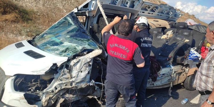 Yolcu minibüsü kamyona çarptı: 5 ölü, 5 yaralı