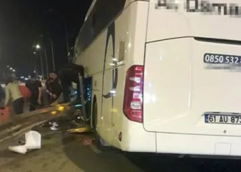 Yolcu otobüsü bariyere çarptı: 7 yaralı
