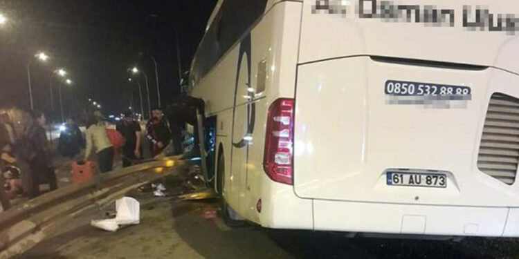 Yolcu otobüsü bariyere çarptı: 7 yaralı