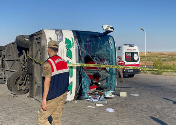 Yolcu otobüsü otomobile çarpıp devrildi: 2 ölü, 25 yaralı