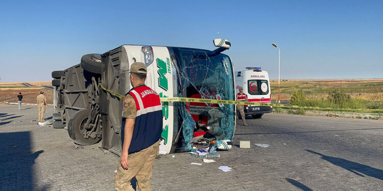 Yolcu otobüsü otomobile çarpıp devrildi: 2 ölü, 25 yaralı