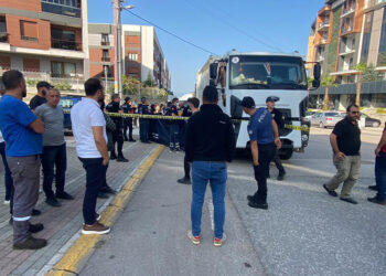 Yoldan geçerken çöp kamyonu çarpan yaya öldü