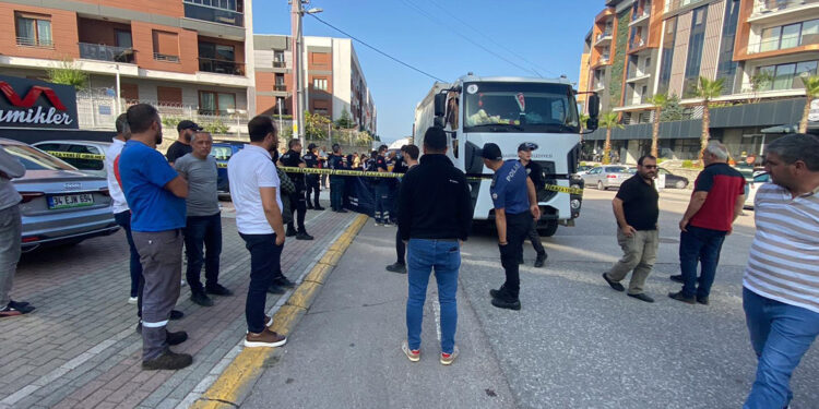 Yoldan geçerken çöp kamyonu çarpan yaya öldü