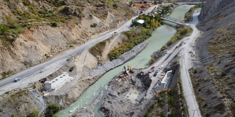 Zap Suyu üzerine kurulan köprü yerine yenisi inşa ediliyor