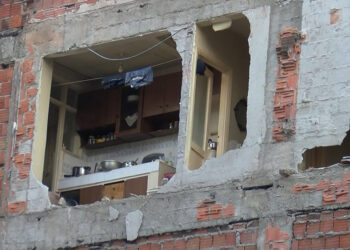 Zeytinburnu'nda kentsel dönüşüm; yan apartman duvarsız kaldı