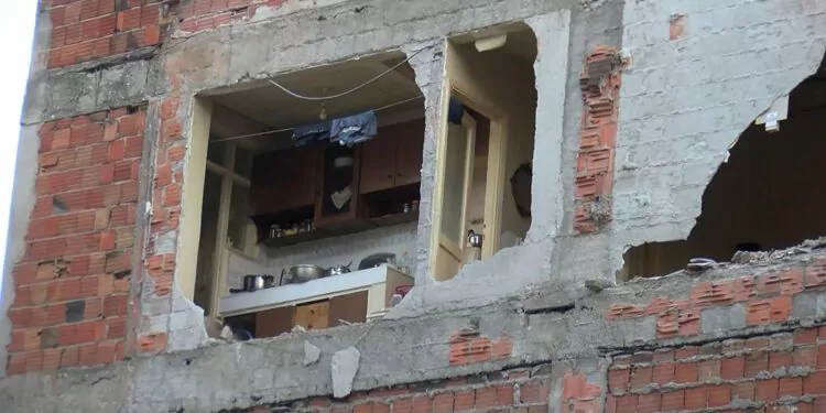 Zeytinburnu'nda kentsel dönüşüm; yan apartman duvarsız kaldı