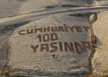 Ziraat mühendisi tarlaya, 'Cumhuriyet 100 yaşında' yazdı