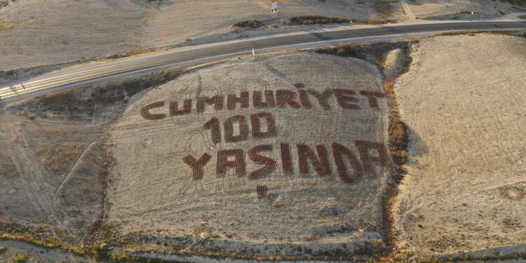 Ziraat mühendisi tarlaya, 'Cumhuriyet 100 yaşında' yazdı