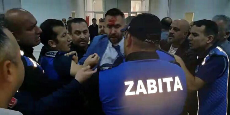 Zonguldak belediye meclisi toplantısında kavga çıktı